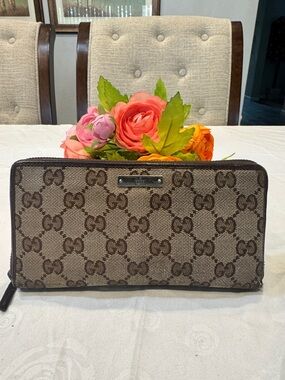 Authentic Gucci Beige and Brown GG Supreme Zip Wallet